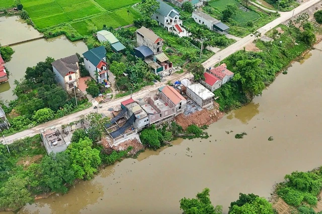 Hà Nội tổng kiểm tra, giải tỏa công trình lấn chiếm đê điều, bãi sông - Ảnh 1