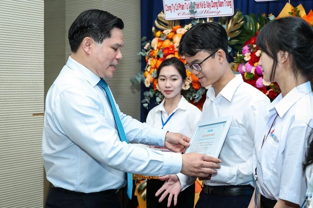 Trao 20 suất học bổng Nguyễn Thái Bình cho tân sinh viên Quảng Ngãi tại TP.HCM - Ảnh 2