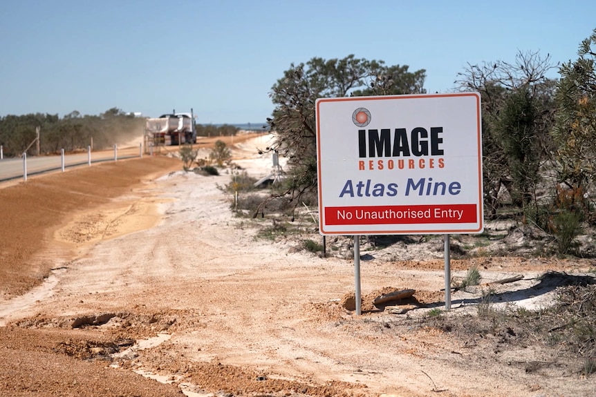 Trung Quốc thừa nhận điểm yếu chiến lược: ‘Thừa’ đất hiếm nhưng thiếu 1 loại khoáng sản quan trọng, nguồn cung phụ thuộc hoàn toàn vào đồng minh của Mỹ - Ảnh 2