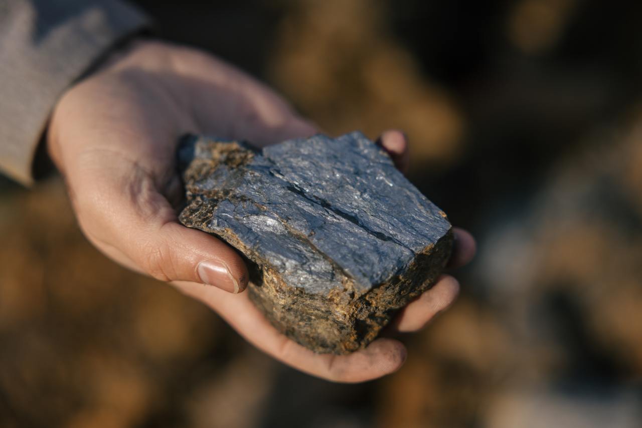 Hứng đòn đau vì Trung Quốc chặn mặt hàng Mỹ không thể sản xuất dù chỉ 1 gram, người dân bỏ qua cả vàng để săn lùng kho báu: Liệu có thoát phụ thuộc Bắc Kinh? - Ảnh 2