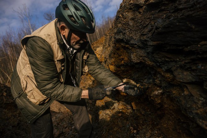 Hứng đòn đau vì Trung Quốc chặn mặt hàng Mỹ không thể sản xuất dù chỉ 1 gram, người dân bỏ qua cả vàng để săn lùng kho báu: Liệu có thoát phụ thuộc Bắc Kinh? - Ảnh 6