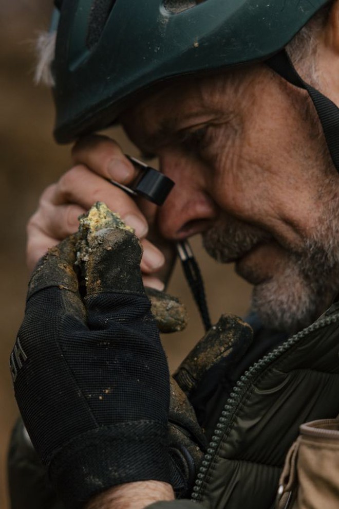 Hứng đòn đau vì Trung Quốc chặn mặt hàng Mỹ không thể sản xuất dù chỉ 1 gram, người dân bỏ qua cả vàng để săn lùng kho báu: Liệu có thoát phụ thuộc Bắc Kinh? - Ảnh 8