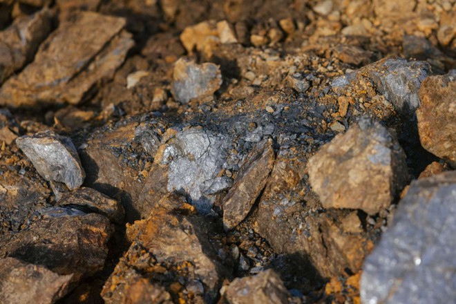 Hứng đòn đau vì Trung Quốc chặn mặt hàng Mỹ không thể sản xuất dù chỉ 1 gram, người dân bỏ qua cả vàng để săn lùng kho báu: Liệu có thoát phụ thuộc Bắc Kinh? - Ảnh 11