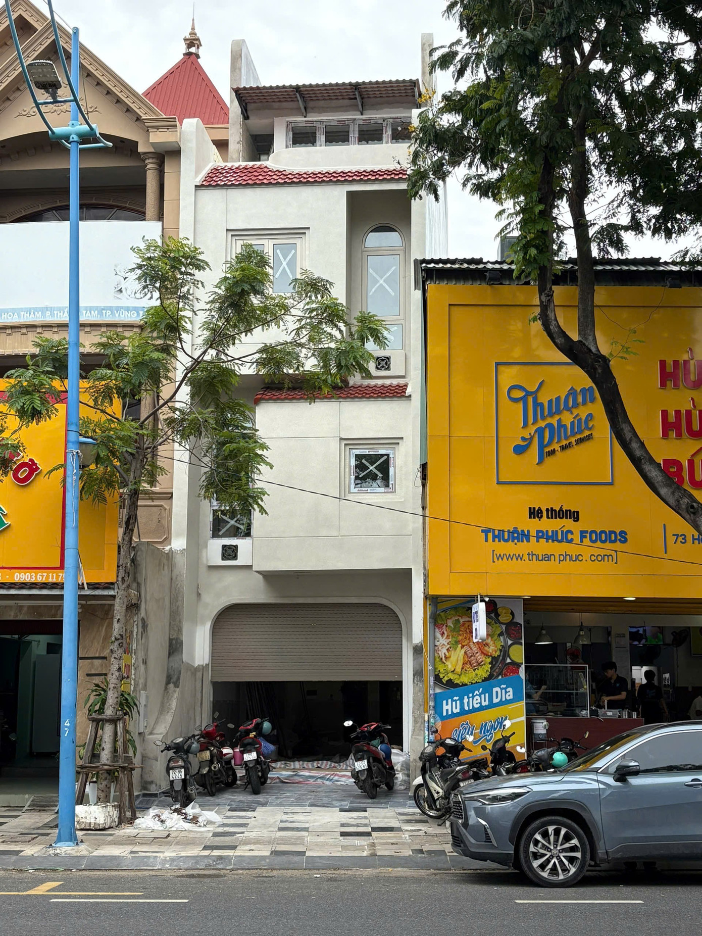 Nhà phố 4 tầng đưa phòng khách và bếp ăn lên tầng cao để tạo sự thoải mái - Ảnh 1