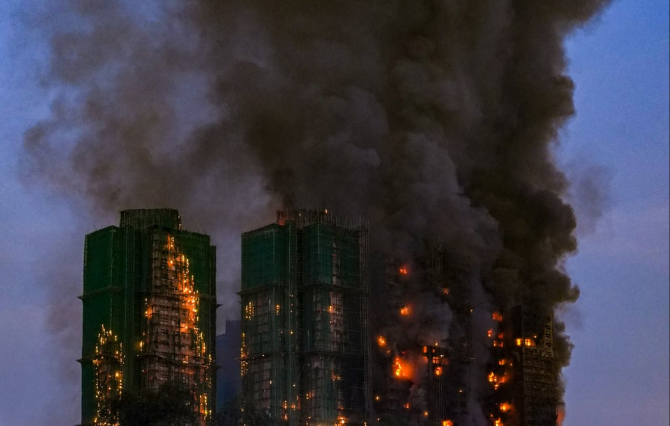 Cháy lớn ở Hồng Kông - Trung Quốc: Khói lửa bao trùm 8 tòa nhà, thương vong tăng nhanh - Ảnh 9