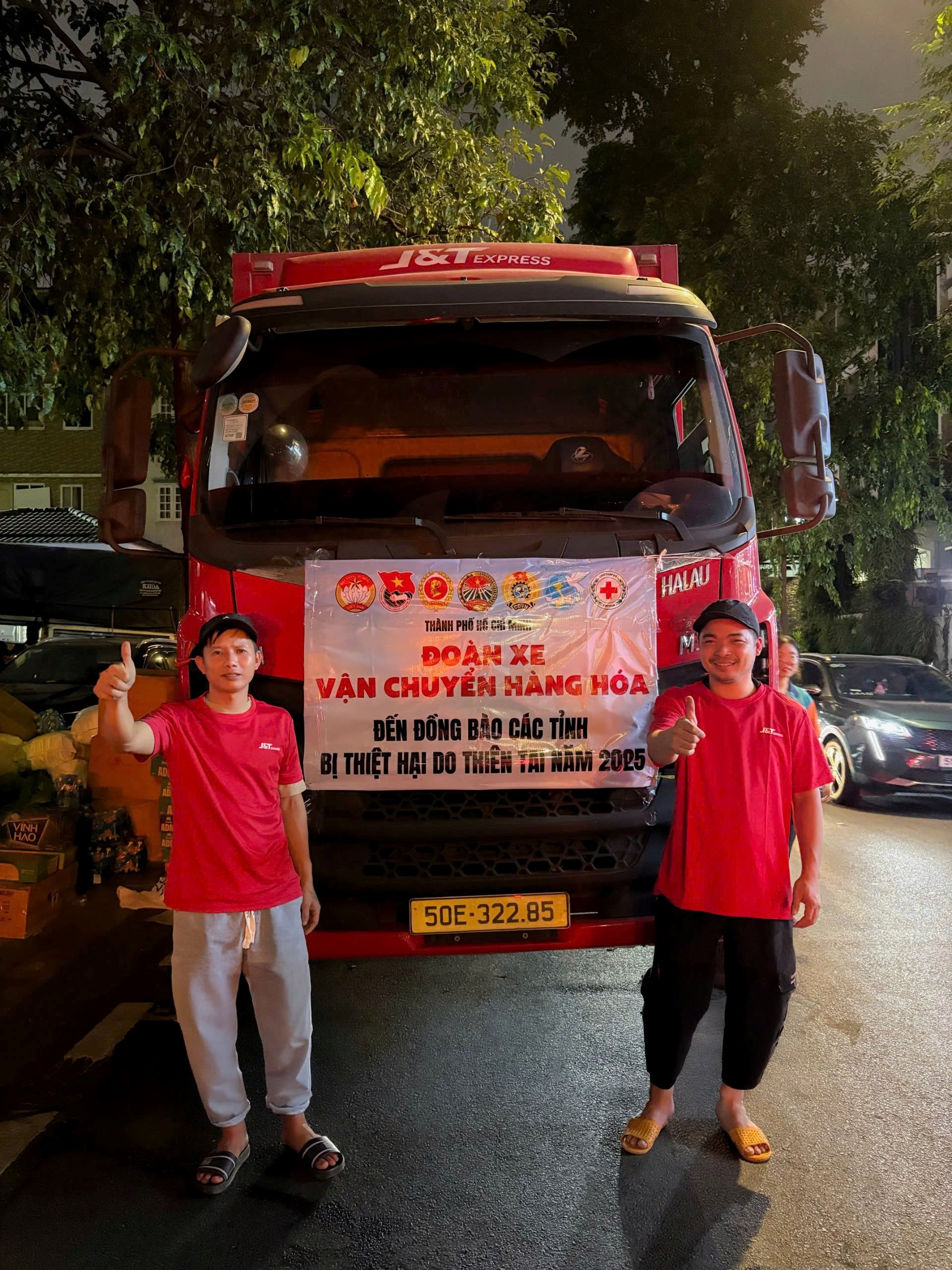 Xuyên đêm lên hàng - Mong bà con vùng lũ thêm vững vàng - Ảnh 4