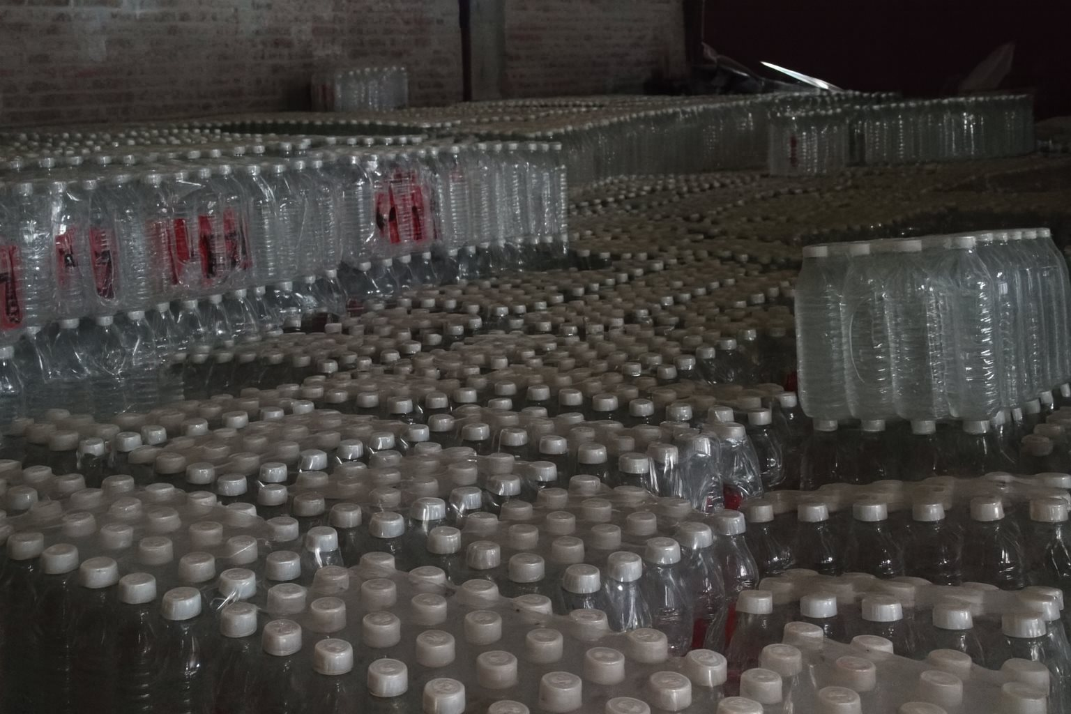 Đột kích một nhà kho, công an triệt phá đường dây sản xuất nước lọc giả quy mô lớn - chủ sở hữu là con trai Cựu Chủ tịch Hội đồng thành phố - Ảnh 3