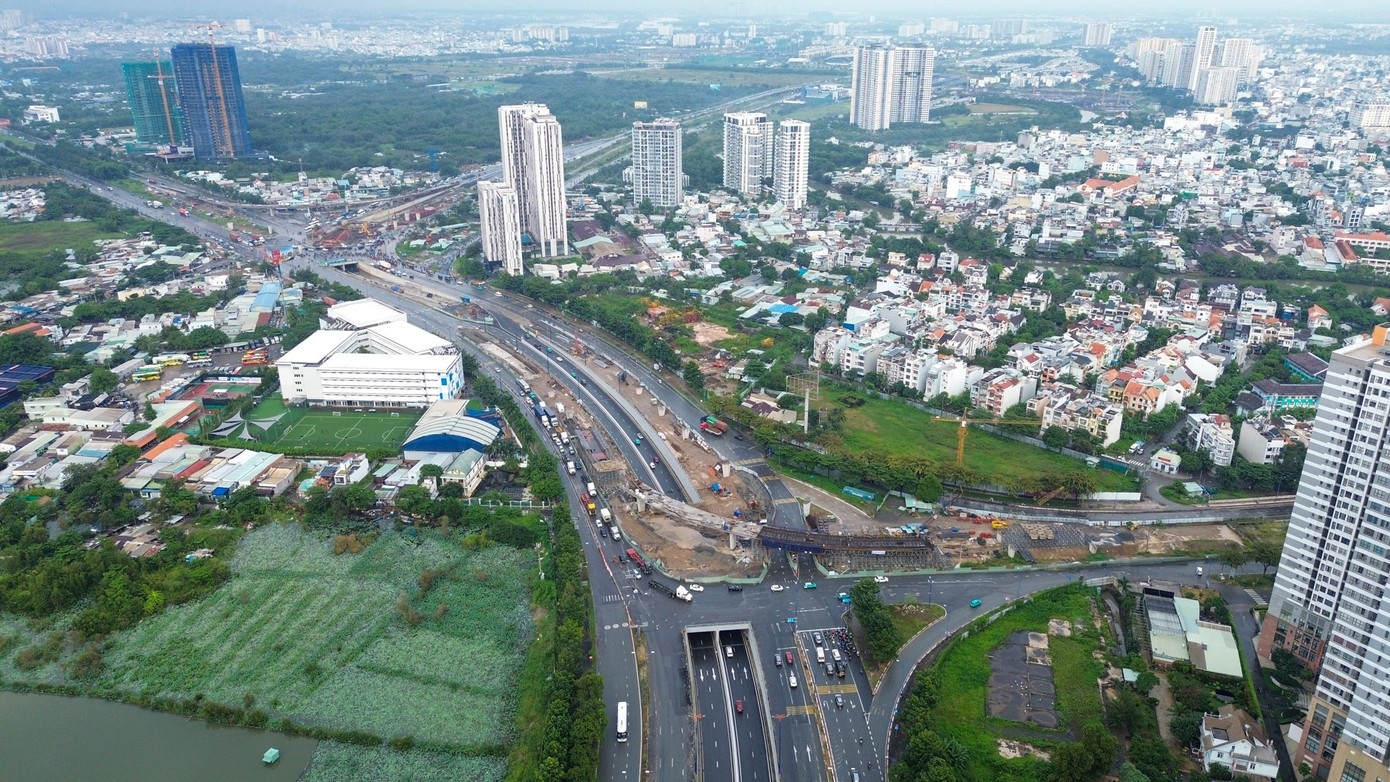 Ngổn ngang ở công trường nút giao hơn 3.400 tỷ chậm tiến độ tại TPHCM - Ảnh 1