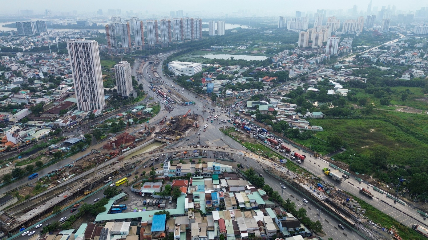 Ngổn ngang ở công trường nút giao hơn 3.400 tỷ chậm tiến độ tại TPHCM - Ảnh 4