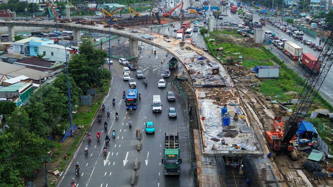 Ngổn ngang ở công trường nút giao hơn 3.400 tỷ chậm tiến độ tại TPHCM - Ảnh 7