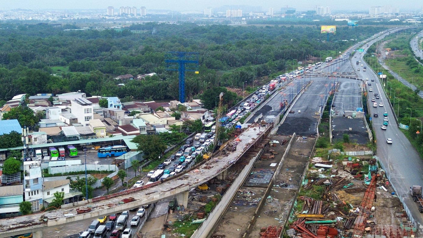 Ngổn ngang ở công trường nút giao hơn 3.400 tỷ chậm tiến độ tại TPHCM - Ảnh 3