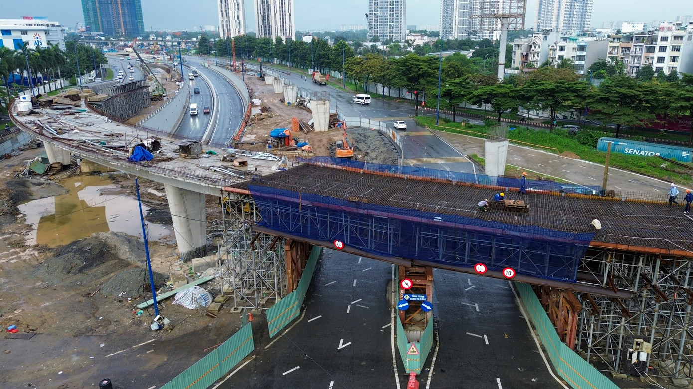 Ngổn ngang ở công trường nút giao hơn 3.400 tỷ chậm tiến độ tại TPHCM - Ảnh 12