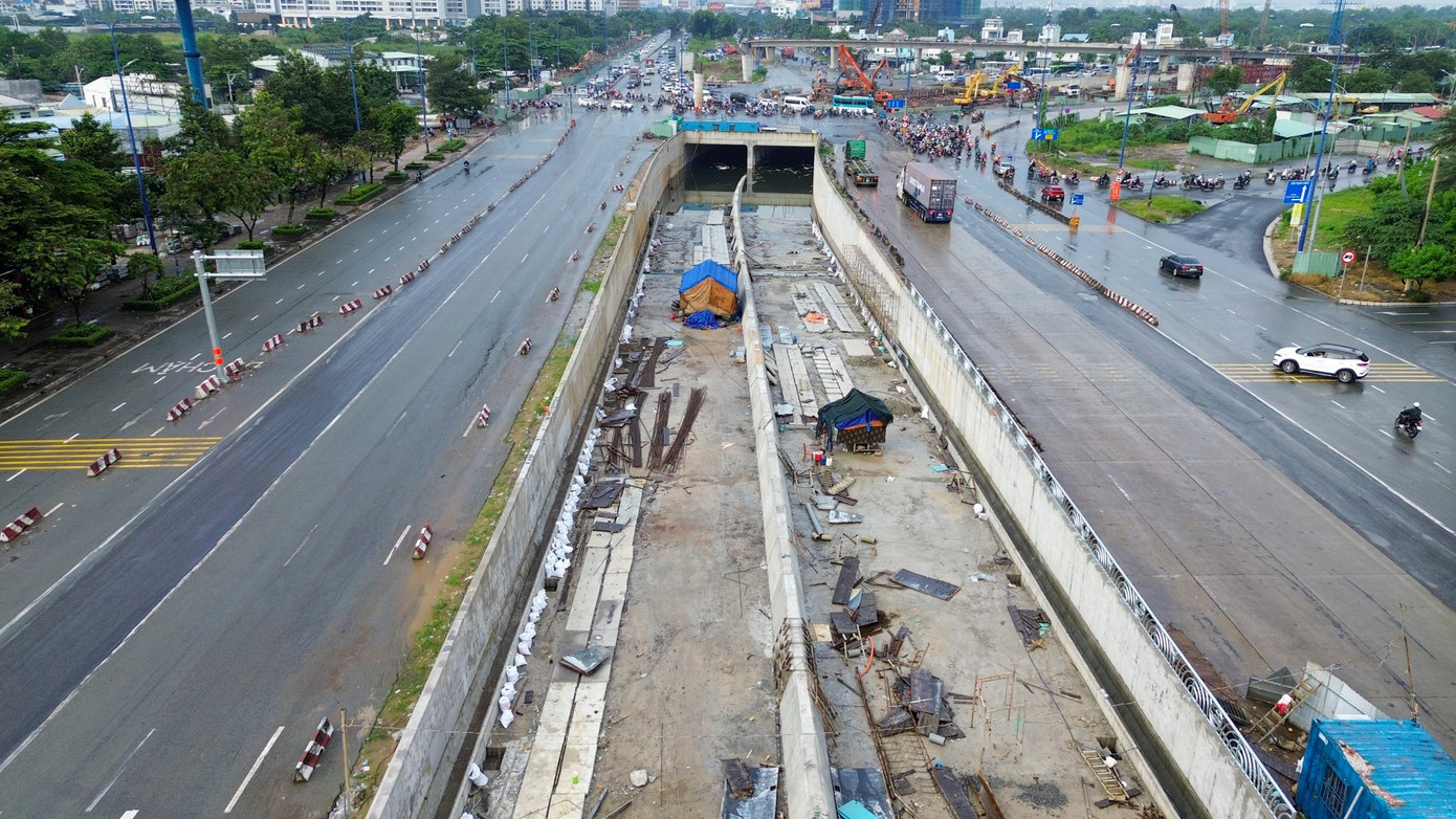 Ngổn ngang ở công trường nút giao hơn 3.400 tỷ chậm tiến độ tại TPHCM - Ảnh 11