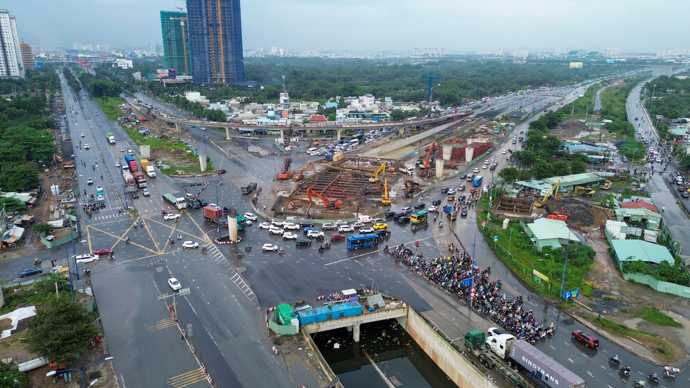 Ngổn ngang ở công trường nút giao hơn 3.400 tỷ chậm tiến độ tại TPHCM - Ảnh 10