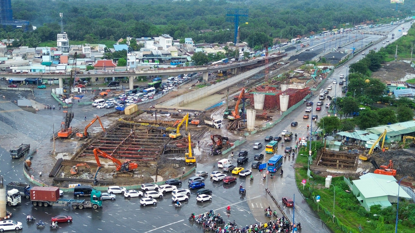 Ngổn ngang ở công trường nút giao hơn 3.400 tỷ chậm tiến độ tại TPHCM - Ảnh 5