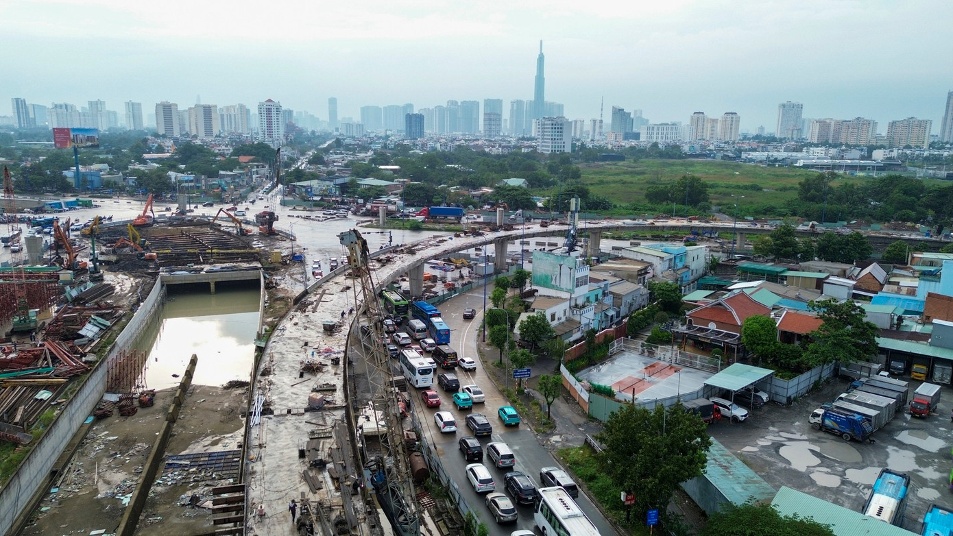 Ngổn ngang ở công trường nút giao hơn 3.400 tỷ chậm tiến độ tại TPHCM - Ảnh 6