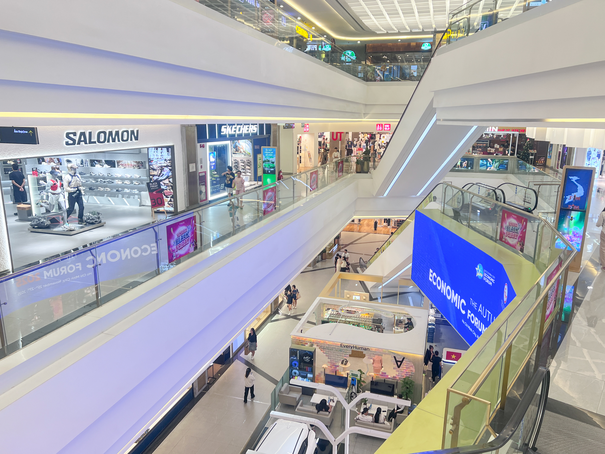 Cảnh trái ngược ở 2 tòa tháp biểu tượng ở TP.HCM: Nơi kín chỗ, nơi đìu hiu - Ảnh 10