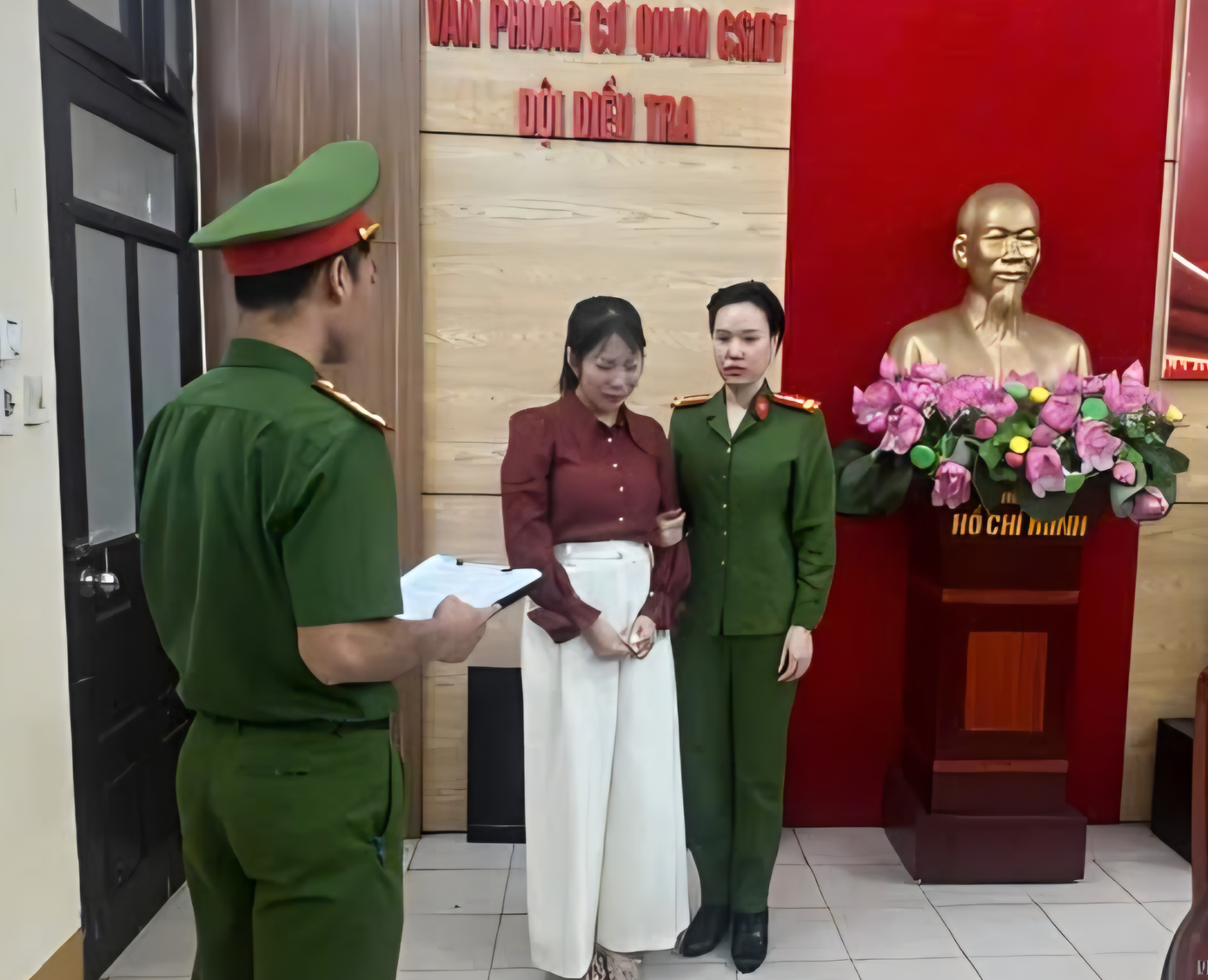 Nguyên phó giám đốc phòng giao dịch lừa đảo gần 1 tỷ đồng - Ảnh 1