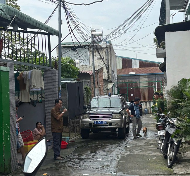 Cơ quan chức năng TP HCM đến hiện trường "khu nhà xây trên đất người khác" - Ảnh 1