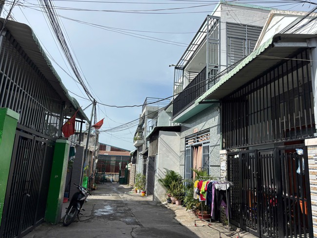 Cơ quan chức năng TP HCM đến hiện trường "khu nhà xây trên đất người khác" - Ảnh 3