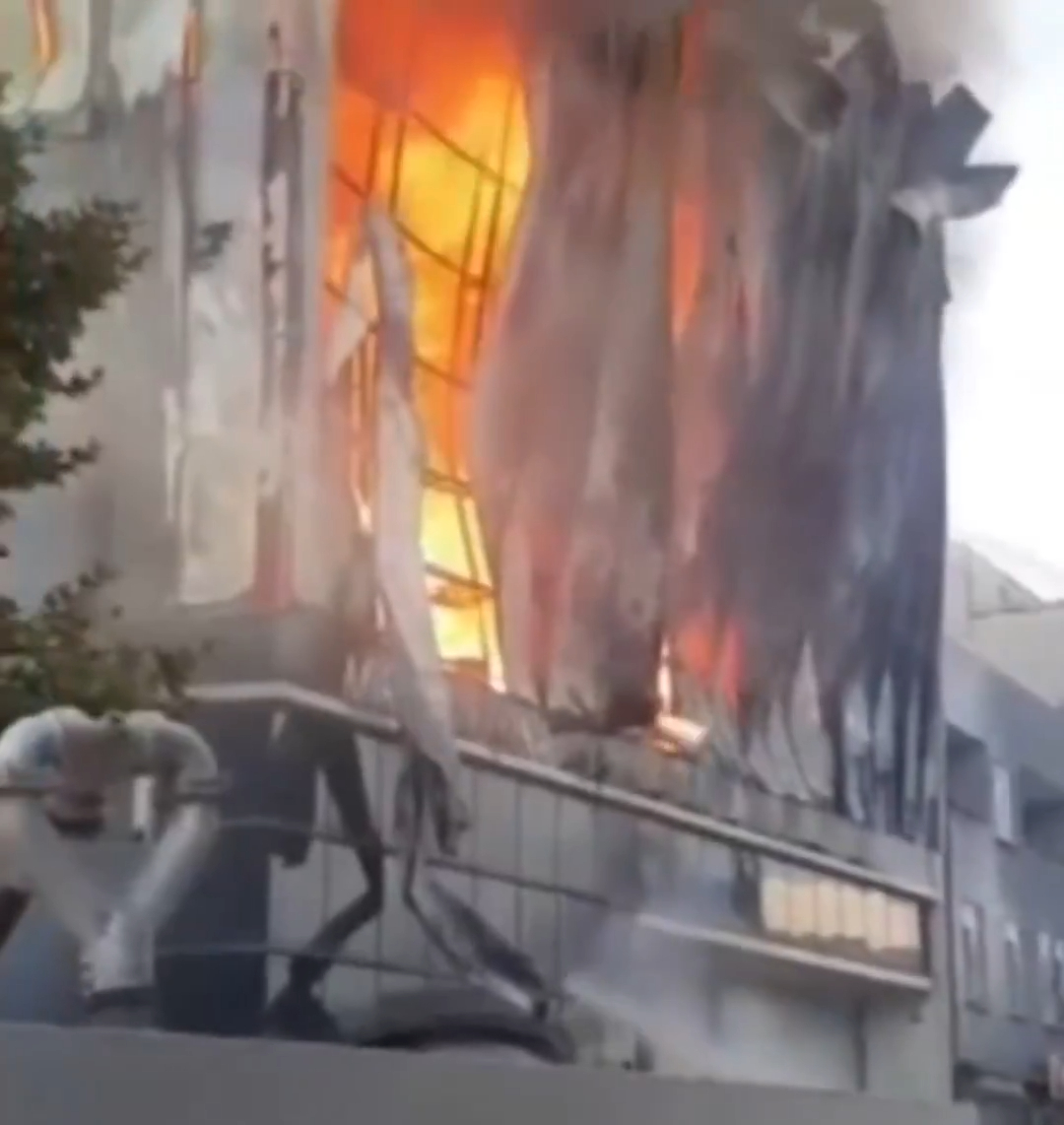 Cháy lớn ở kho nước hoa, hiện trường ám ảnh - Ảnh 2