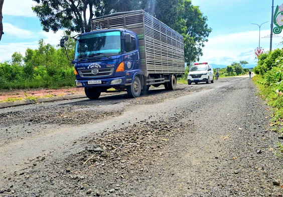 Cận cảnh con đường 'tan nát' sau khi được... sửa chữa - Ảnh 5