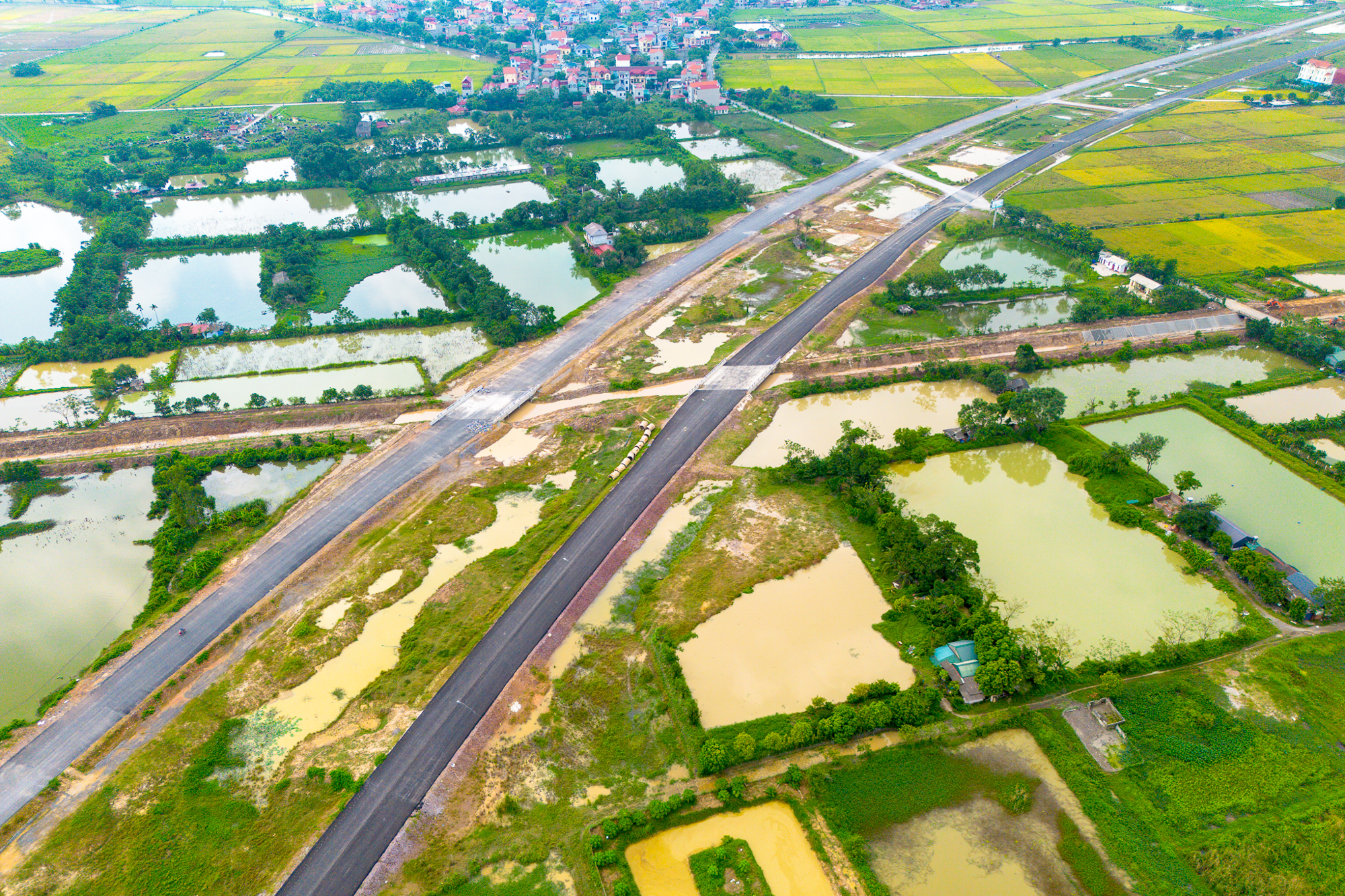 Toàn cảnh tuyến đường vành đai 85.000 tỷ ở Bắc Ninh: Nhiều đoạn đã trải nhựa, sẽ hoàn thành sau 2 tháng - Ảnh 11