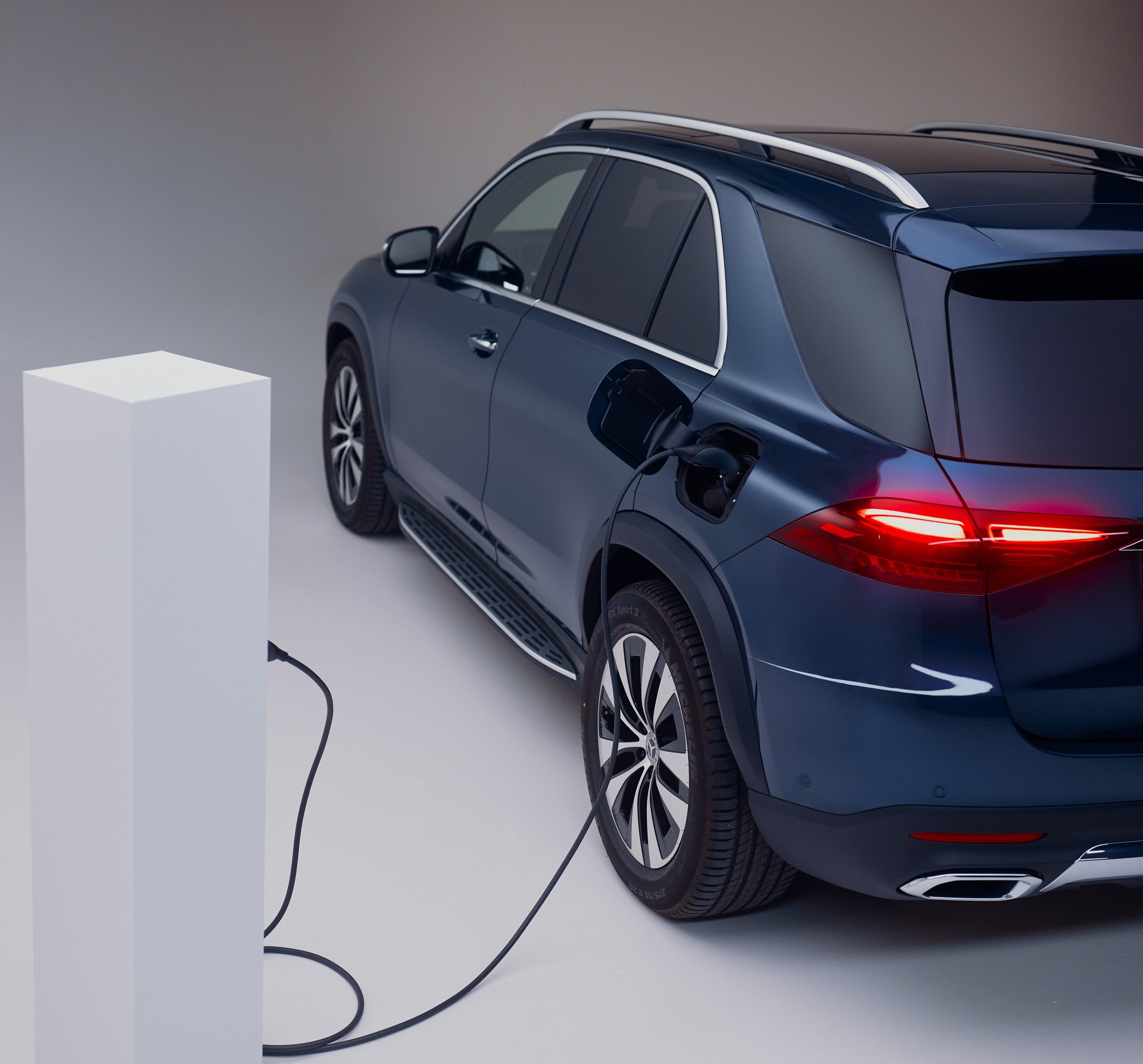 Chào giá hơn 4,6 tỷ tại Việt Nam, mẫu SUV PHEV đầu tiên của Mercedes-Benz có gì? - Ảnh 4