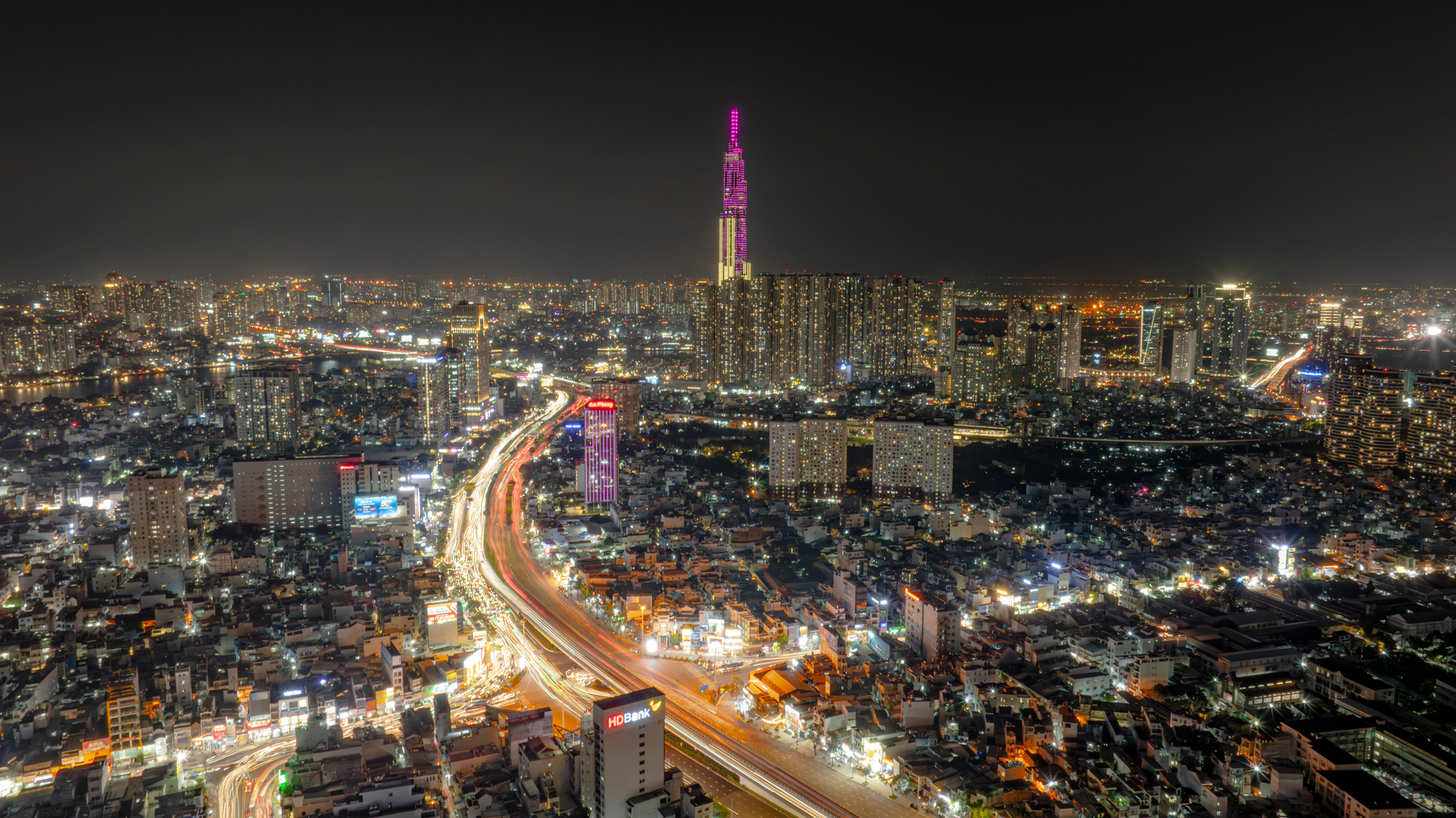 Cảnh trái ngược ở 2 tòa tháp biểu tượng ở TP.HCM: Nơi kín chỗ, nơi đìu hiu - Ảnh 13