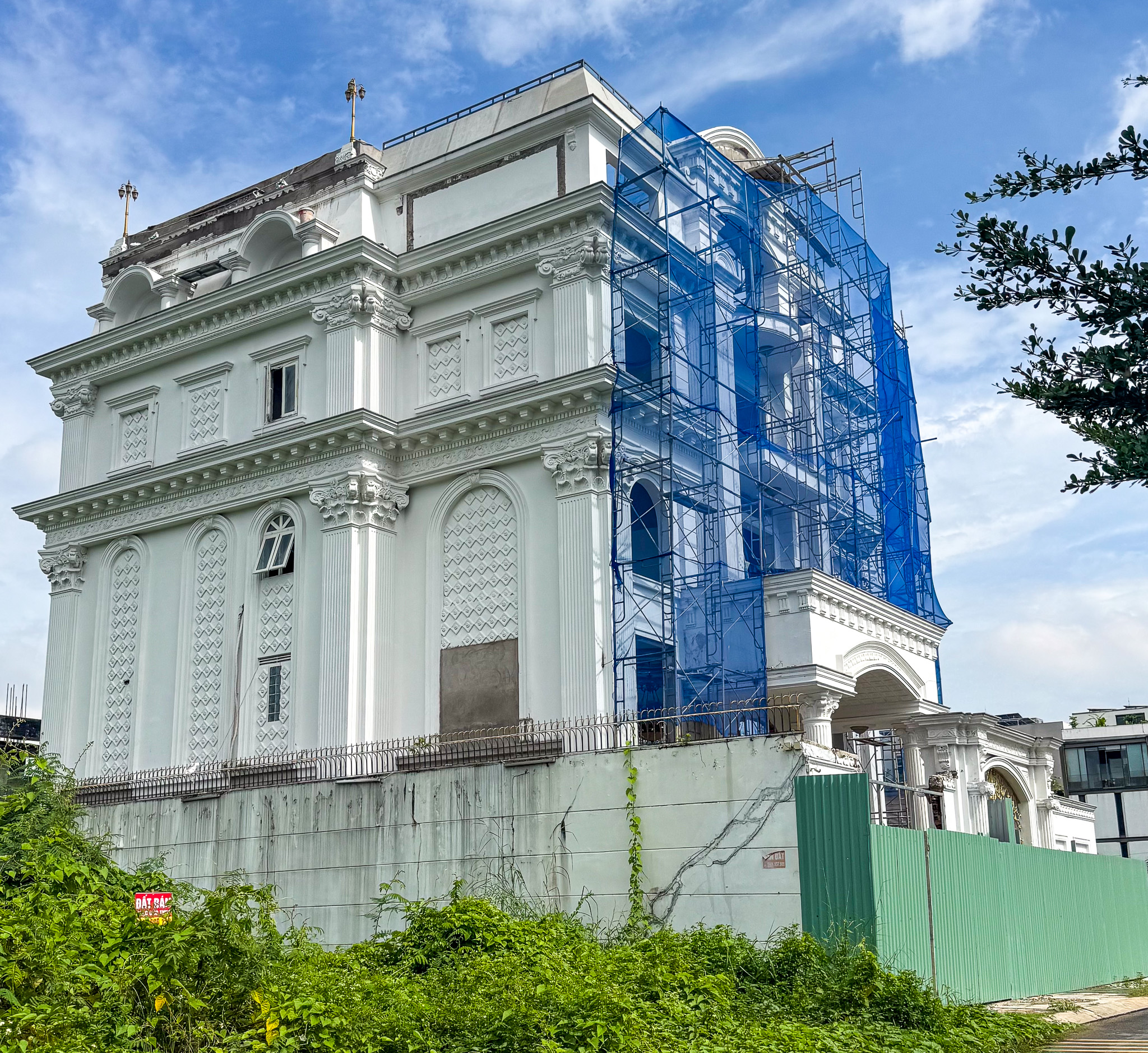 Bất động sản của các nghệ sĩ Việt: Hà Anh Tuấn có duplex trăm tỷ, Đặng Thu Thảo ở biệt thự quận 1, Lý Nhã Kỳ sở hữu cả một lâu đài - Ảnh 15