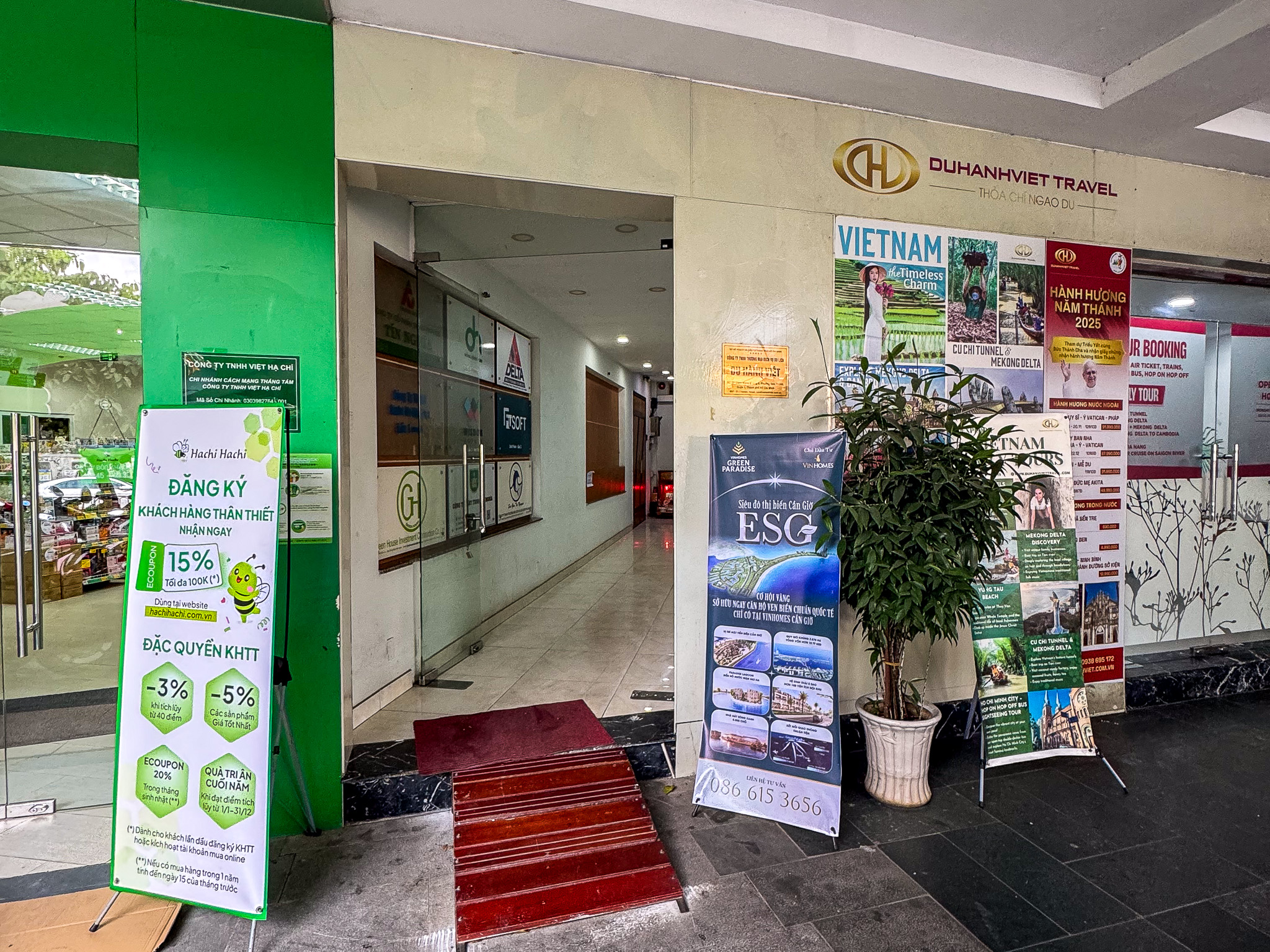 Trụ sở công ty của Sơn Tùng - MTP, Hà Anh Tuấn, Hiếu Thứ Hai: Người ở toà nhà chọc trời "trung tâm của trung tâm", người đặt tại nhà 3 tầng nép mình trong ngõ nhỏ - Ảnh 18