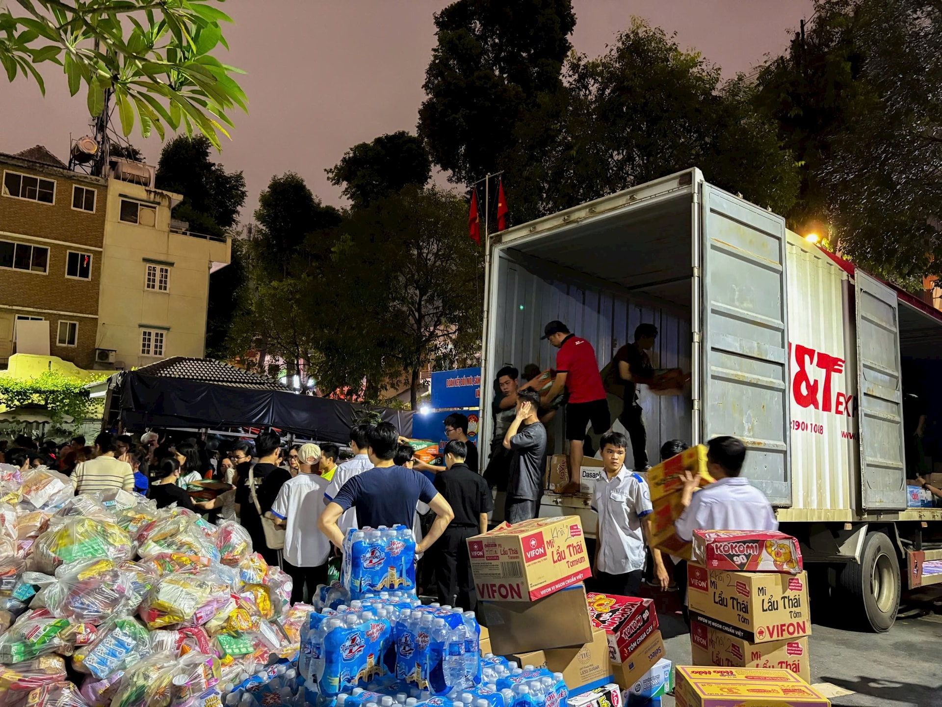 Xuyên đêm lên hàng - Mong bà con vùng lũ thêm vững vàng - Ảnh 2