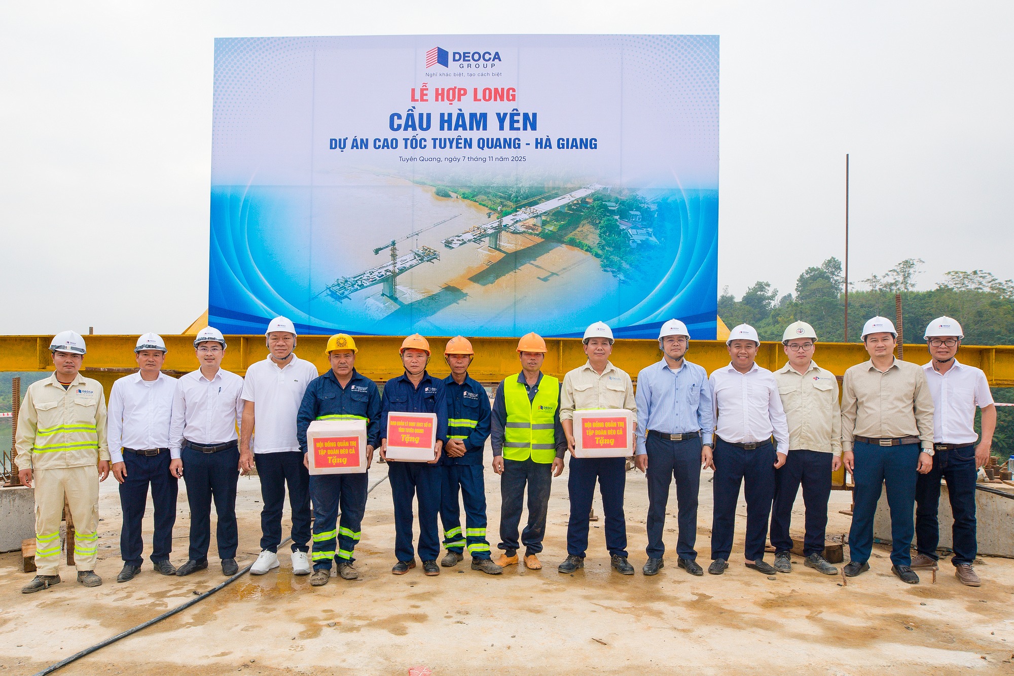 Đèo Cả chính thức hợp long cây cầu lớn nhất trên cao tốc Tuyên Quang - Hà Giang dài 77km - Ảnh 1