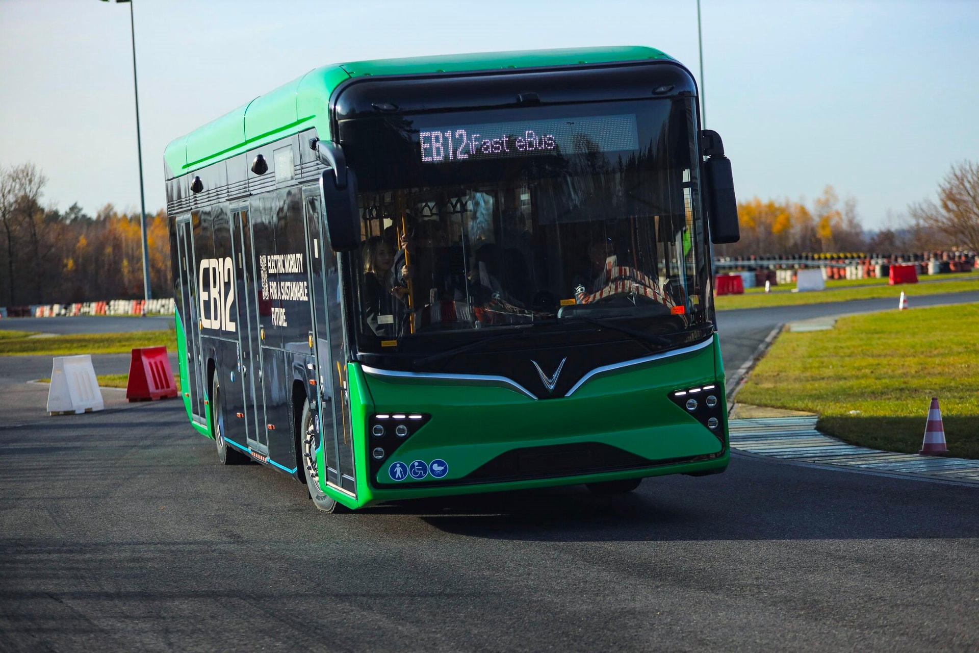 Hai chiếc xe điện VinFast mới tinh xuất hiện ở một trường đua châu Âu: Sắp mở bán tại nước sát Ukraine - Ảnh 3