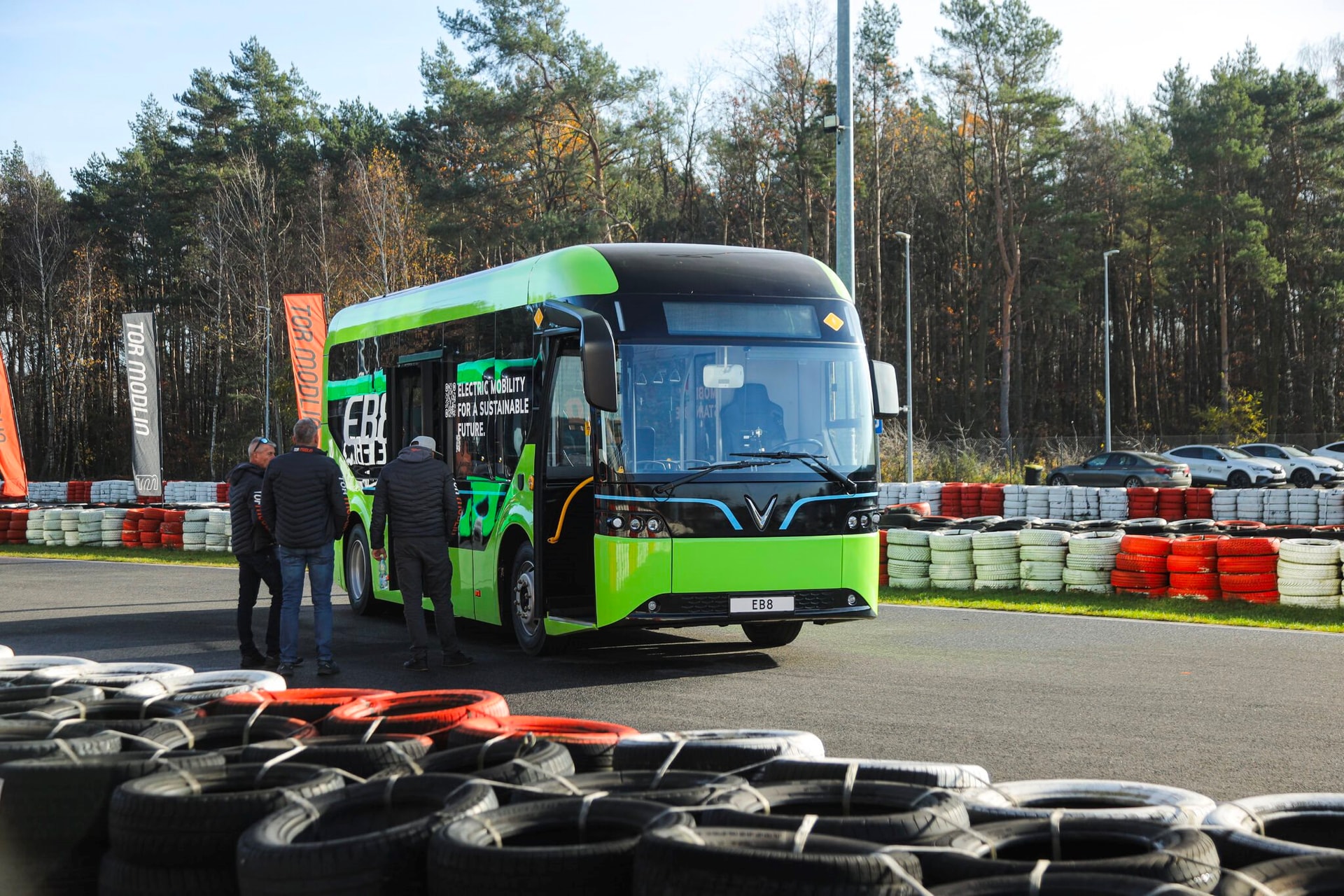Hai chiếc xe điện VinFast mới tinh xuất hiện ở một trường đua châu Âu: Sắp mở bán tại nước sát Ukraine - Ảnh 4
