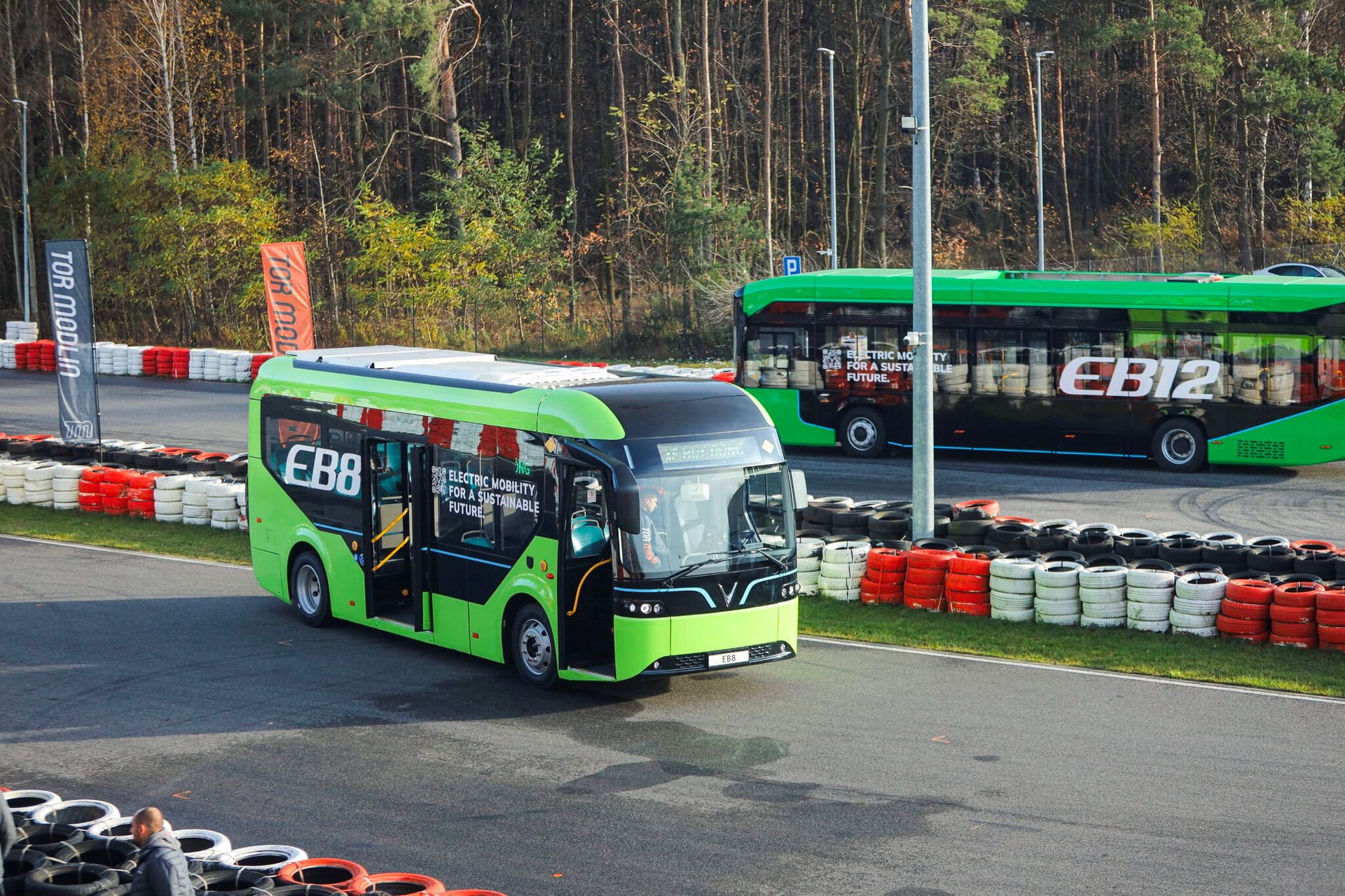 Hai chiếc xe điện VinFast mới tinh xuất hiện ở một trường đua châu Âu: Sắp mở bán tại nước sát Ukraine - Ảnh 5