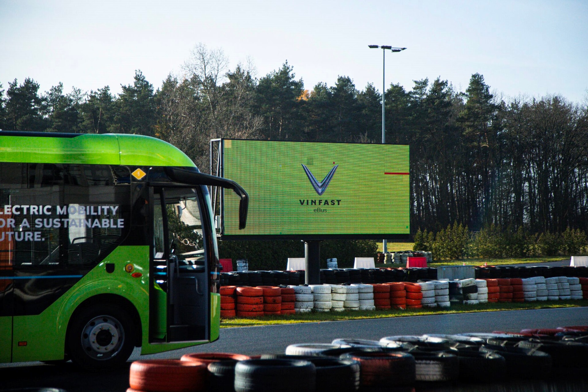 Hai chiếc xe điện VinFast mới tinh xuất hiện ở một trường đua châu Âu: Sắp mở bán tại nước sát Ukraine - Ảnh 2