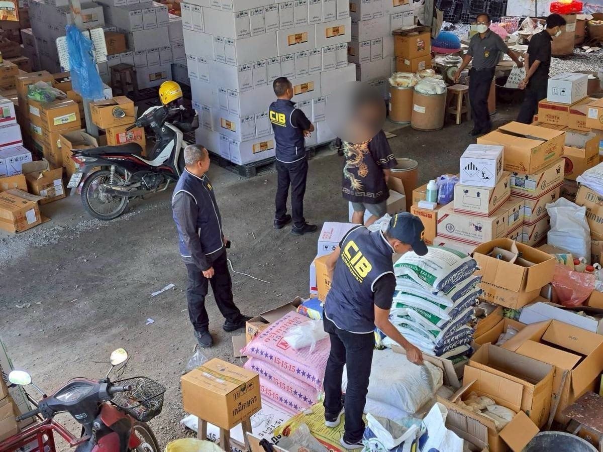 Một thiếu tướng chỉ huy cuộc đột kích, tóm gọn đường dây sản xuất hóa chất nông nghiệp giả, tịch thu loạt thuốc diệt cỏ, thuốc trừ sâu không giấy phép - Ảnh 1