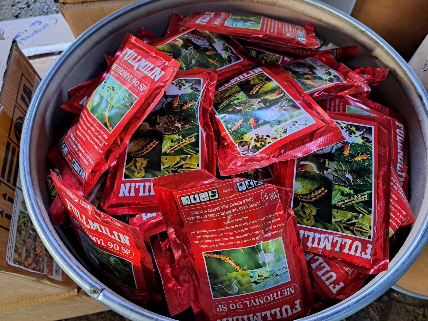 Một thiếu tướng chỉ huy cuộc đột kích, tóm gọn đường dây sản xuất hóa chất nông nghiệp giả, tịch thu loạt thuốc diệt cỏ, thuốc trừ sâu không giấy phép - Ảnh 2