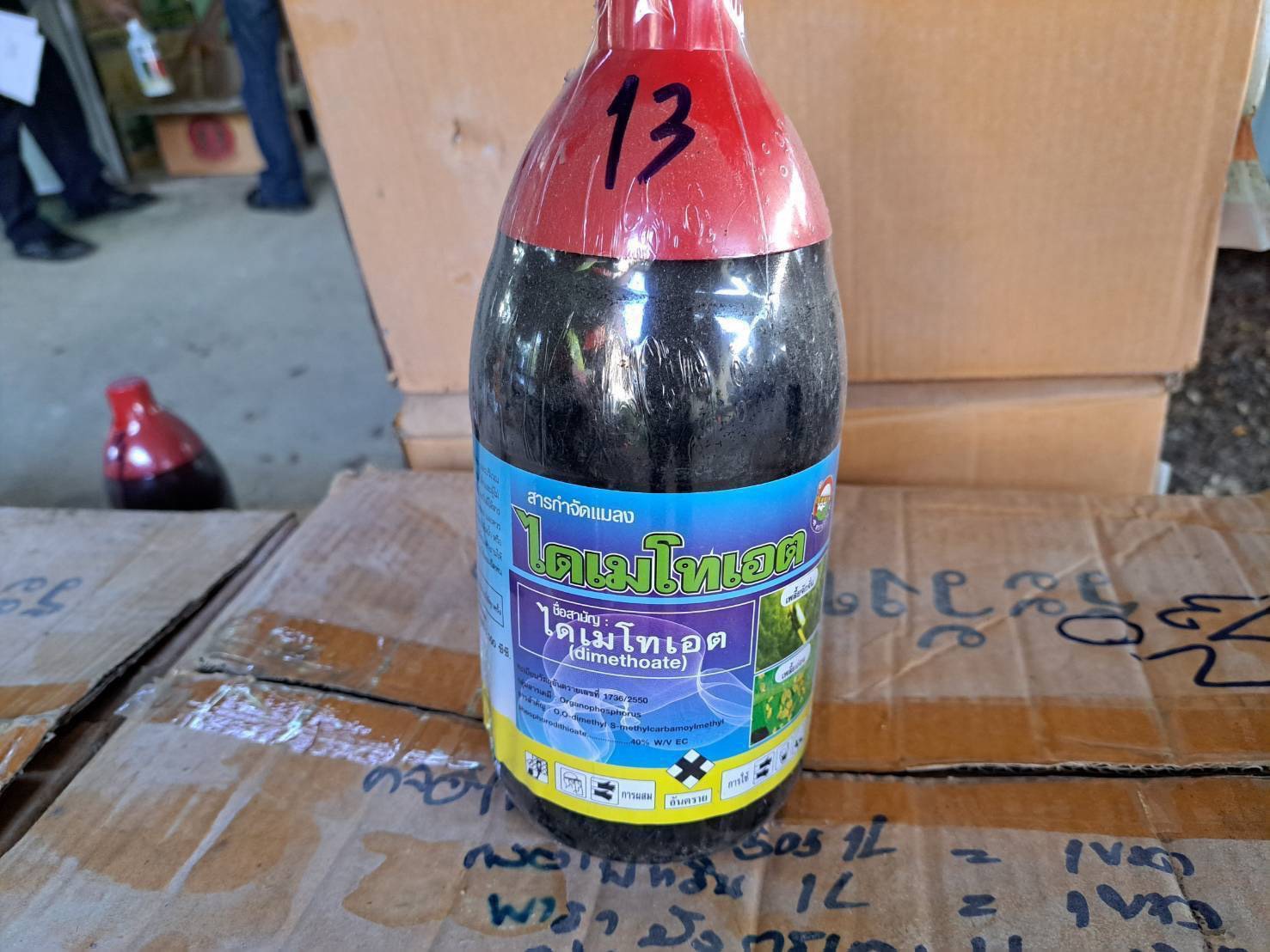 Một thiếu tướng chỉ huy cuộc đột kích, tóm gọn đường dây sản xuất hóa chất nông nghiệp giả, tịch thu loạt thuốc diệt cỏ, thuốc trừ sâu không giấy phép - Ảnh 3