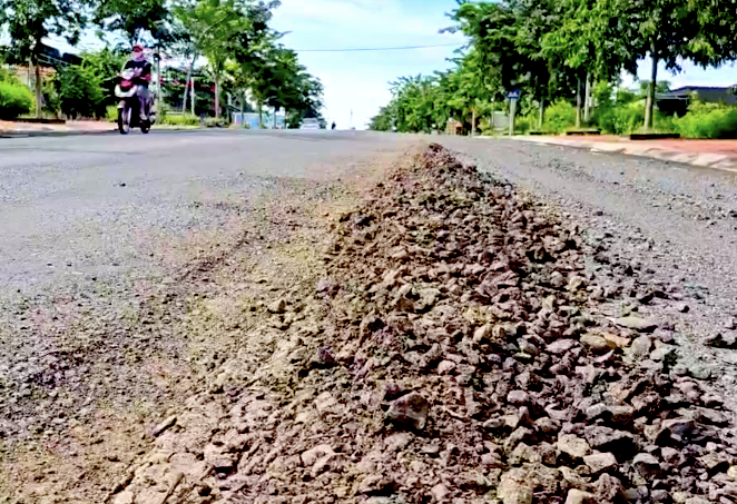 Cận cảnh con đường 'tan nát' sau khi được... sửa chữa - Ảnh 2