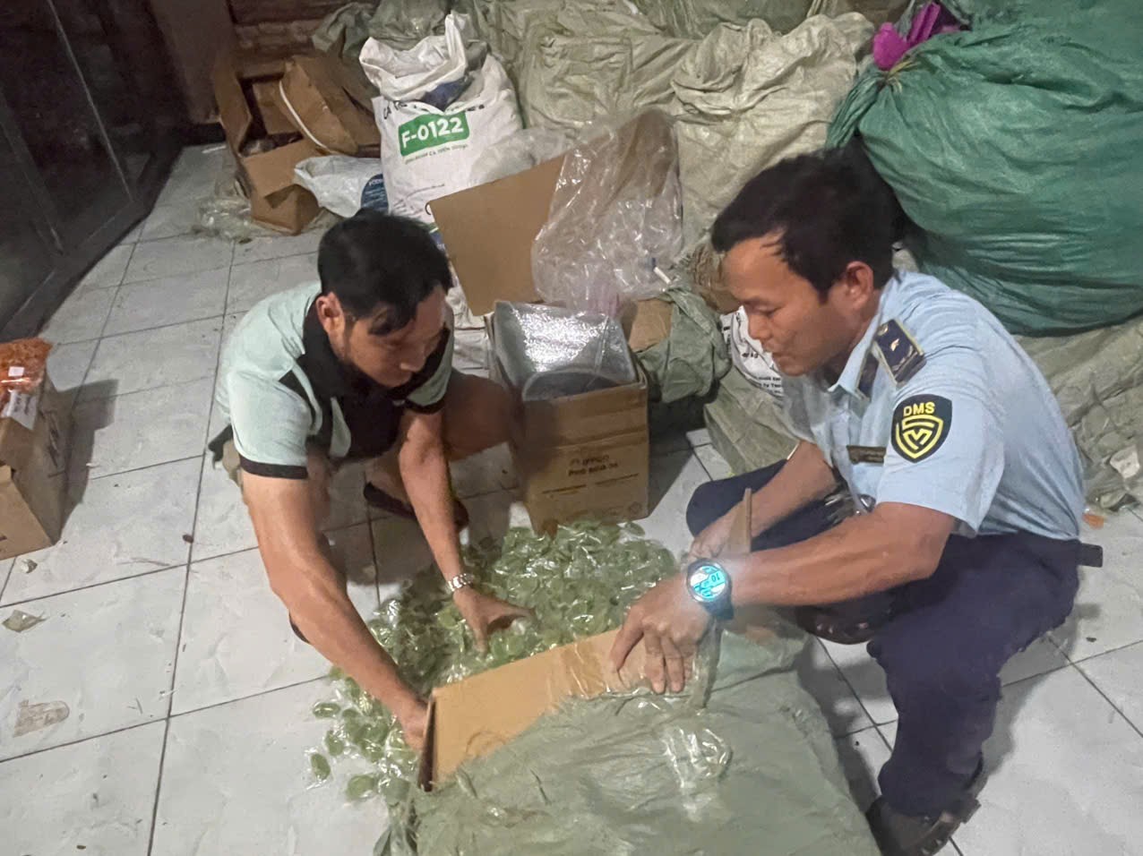 Phát hiện kho kẹo dẻo hơn 1 tấn không nhãn mác, bán tràn lan trên mạng - Ảnh 1