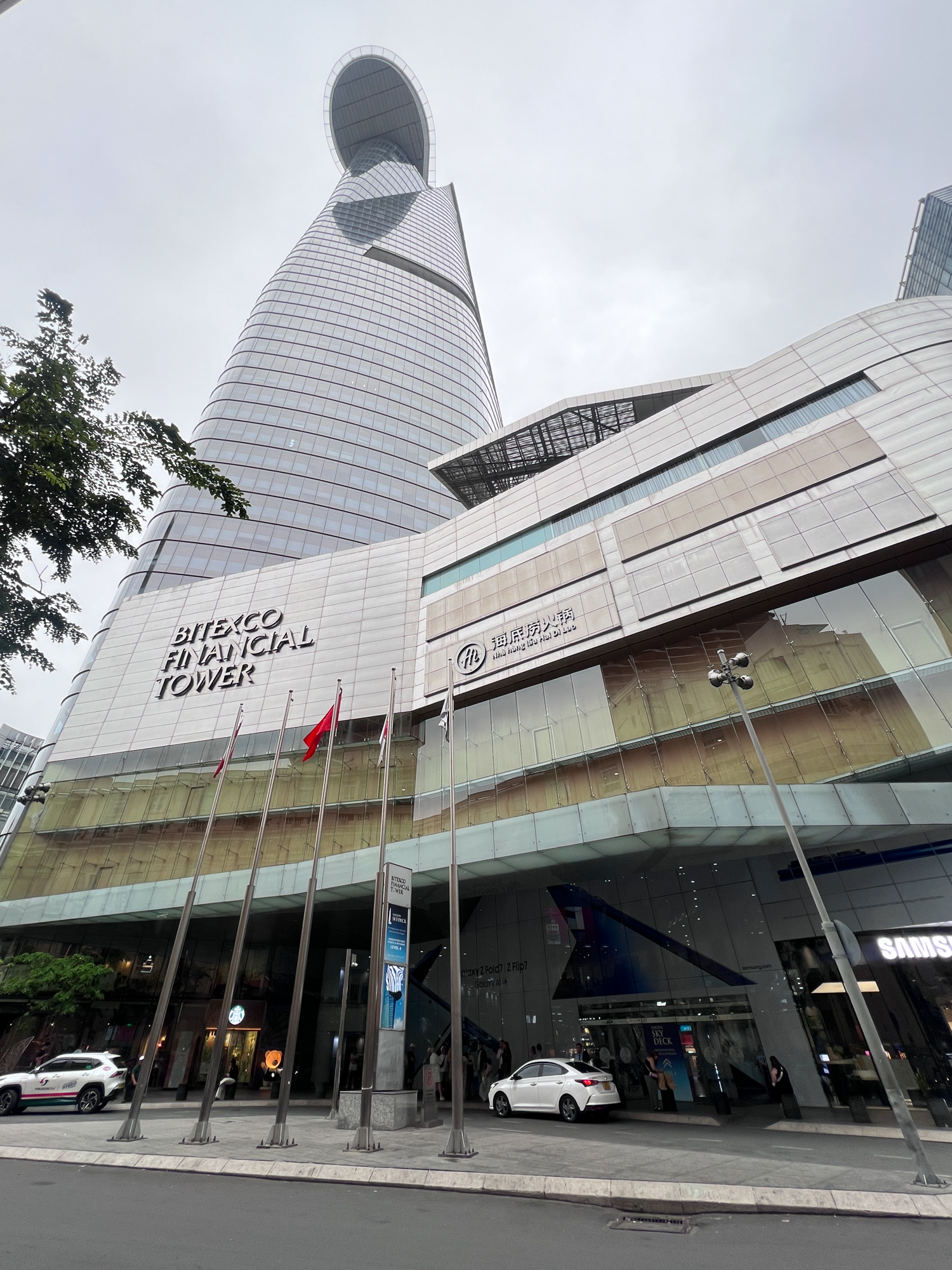 Cảnh trái ngược ở 2 tòa tháp biểu tượng ở TP.HCM: Nơi kín chỗ, nơi đìu hiu - Ảnh 2