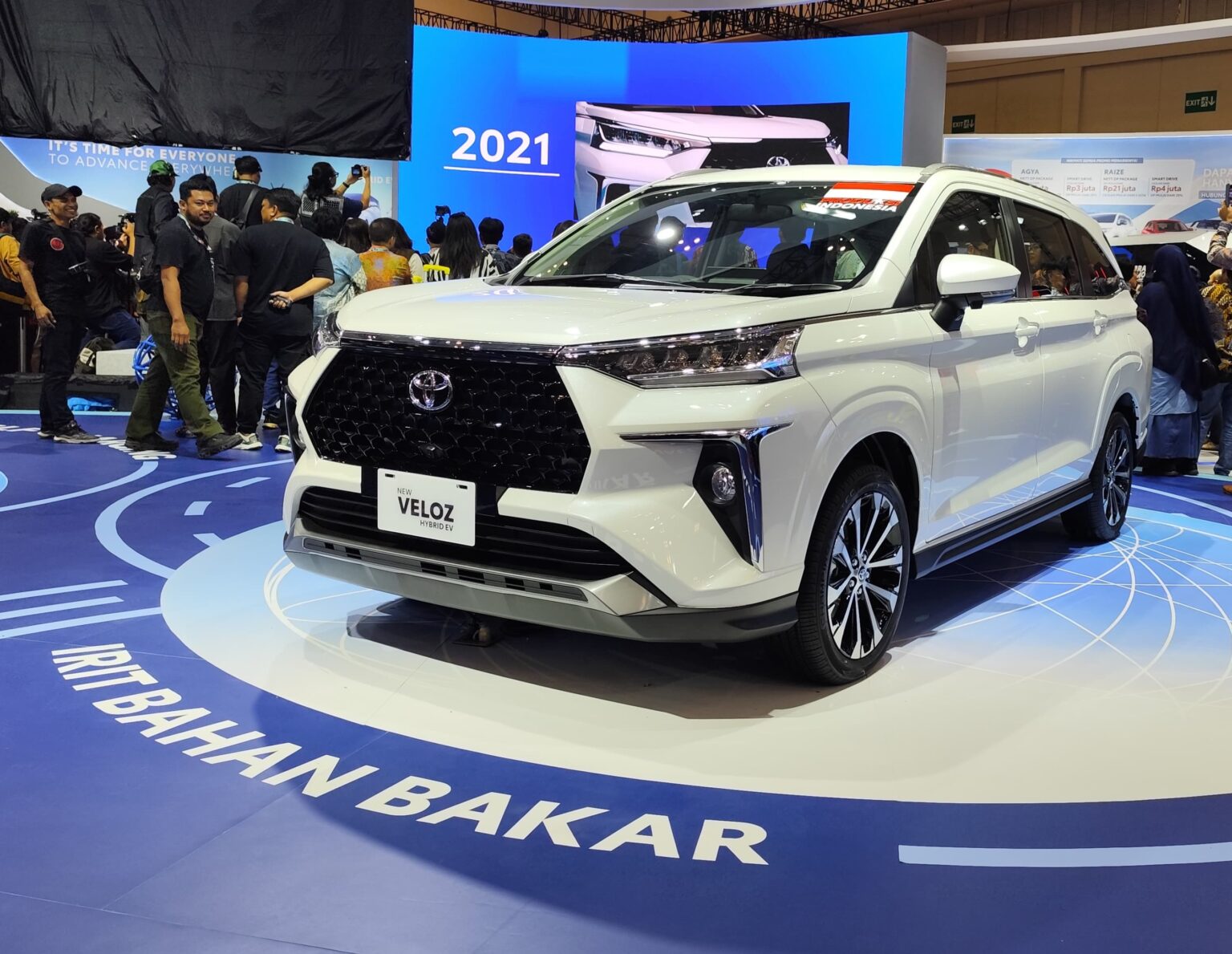 Ảnh thực tế Toyota Veloz hybrid giá quy đổi từ 472 triệu đồng vừa ra mắt: Động cơ 1.5L, có tính năng chạy điện, đáp trả Xpander hybrid - Ảnh 7