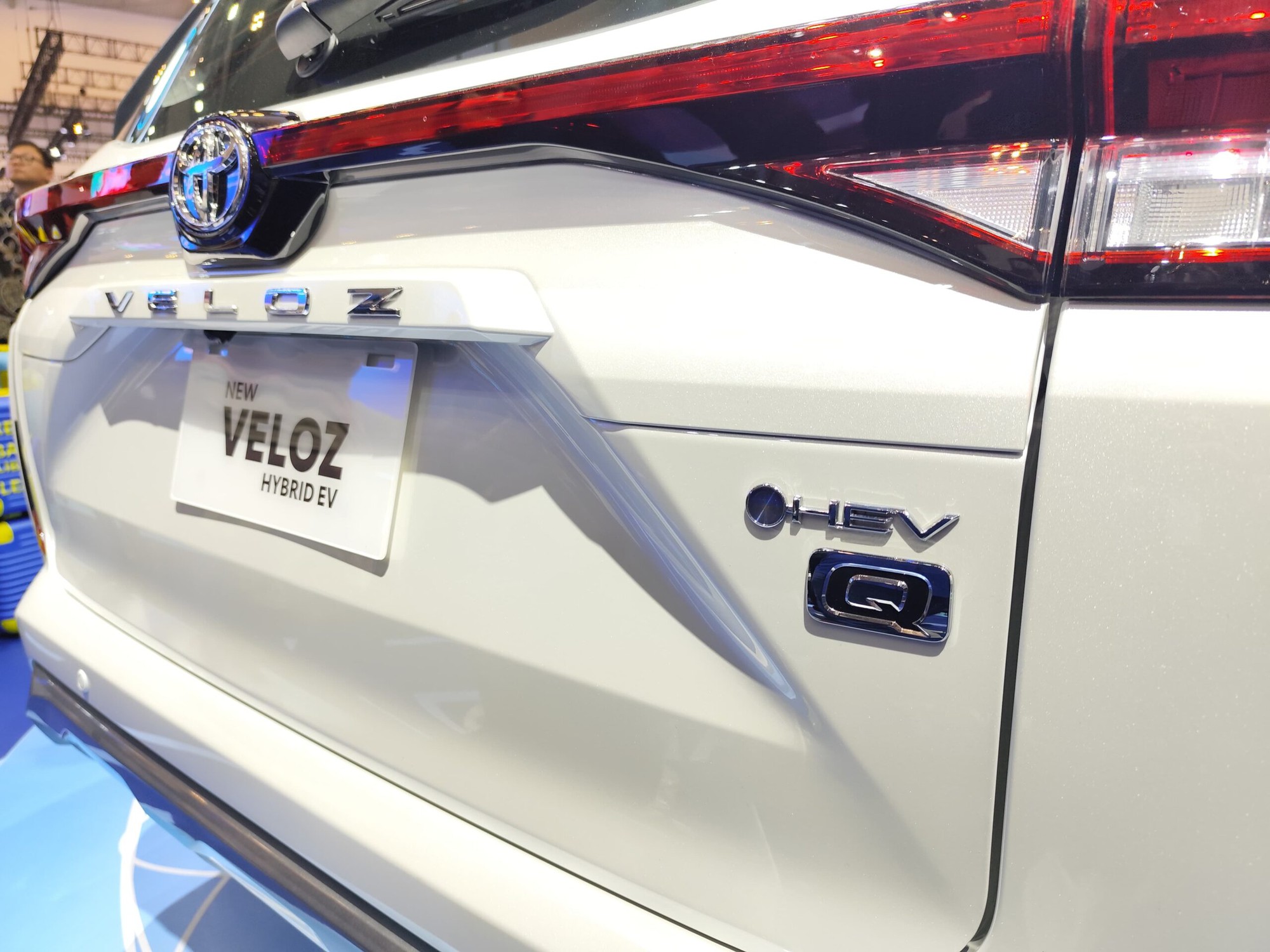 Ảnh thực tế Toyota Veloz hybrid giá quy đổi từ 472 triệu đồng vừa ra mắt: Động cơ 1.5L, có tính năng chạy điện, đáp trả Xpander hybrid - Ảnh 5