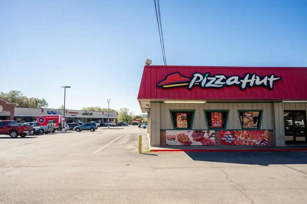 Pizza Hut có thể phải bán mình: Một biểu tượng nữa trong làng ẩm thực đứng bên bờ vực khủng hoảng - Ảnh 3