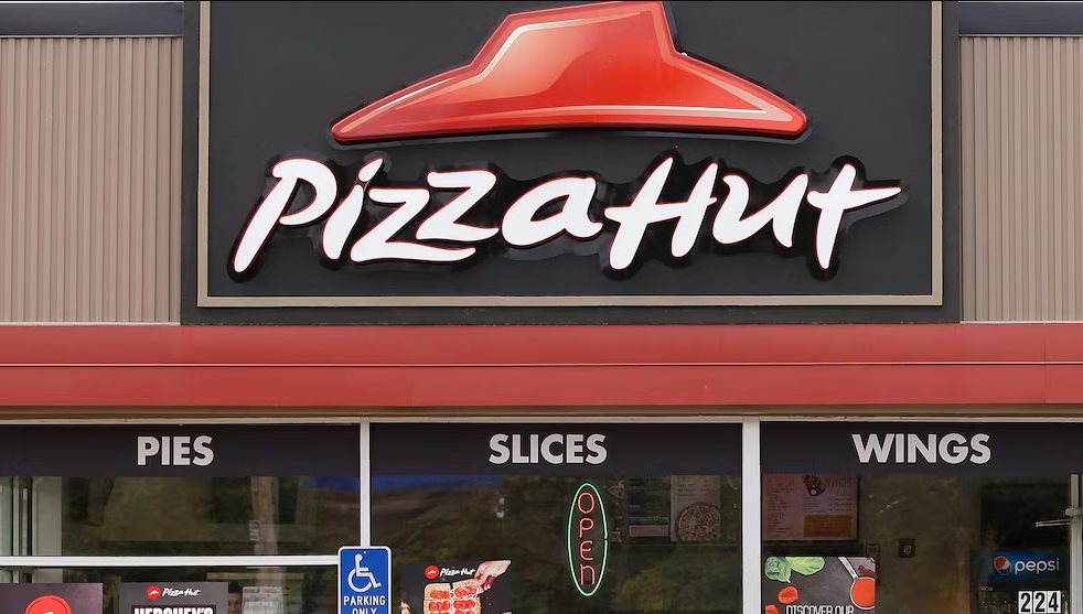Pizza Hut có thể phải bán mình: Một biểu tượng nữa trong làng ẩm thực đứng bên bờ vực khủng hoảng - Ảnh 1