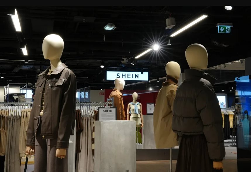 Nhanh và rẻ hơn Zara, H&M, thương hiệu Shein vẫn bị tẩy chay khi mở cửa hàng vật lý đầu tiên trên thế giới, bị chê là ‘văn hóa tiêu dùng vứt bỏ’ - Ảnh 2