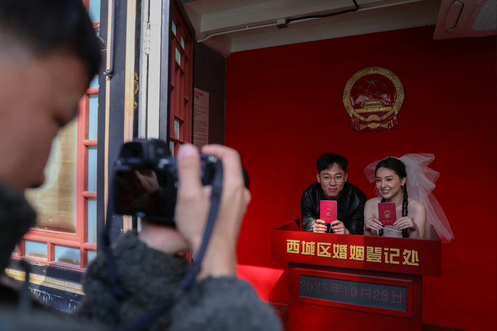 Đám cưới kiểu mới ở Trung Quốc: Trong quán bar, ga tàu và giữa đỉnh núi tuyết - Ảnh 1