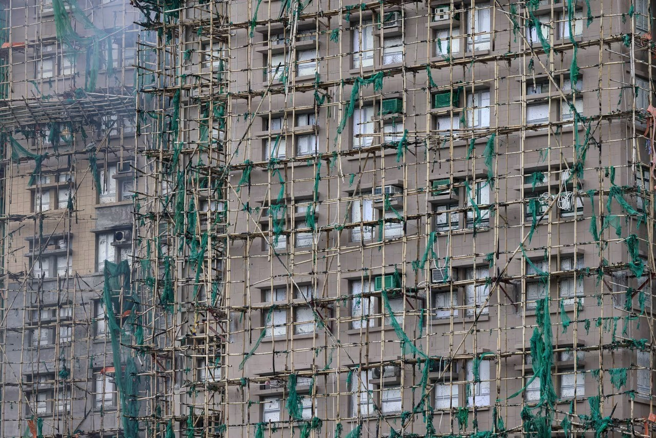 Vì sao đô thị hiện đại Hồng Kông (Trung Quốc) vẫn sử dụng giàn giáo tre trong xây dựng? - Ảnh 1